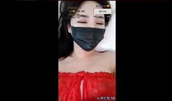 【韓國美女LIVE秀】一襲紅衣，若隱若現的T子褲真夠騷的 vol.3