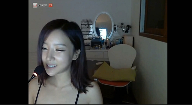 【韓國女主播直播界女神朴妮唛】巨乳美少妇闺房直播夜晚慰藉你的小心灵